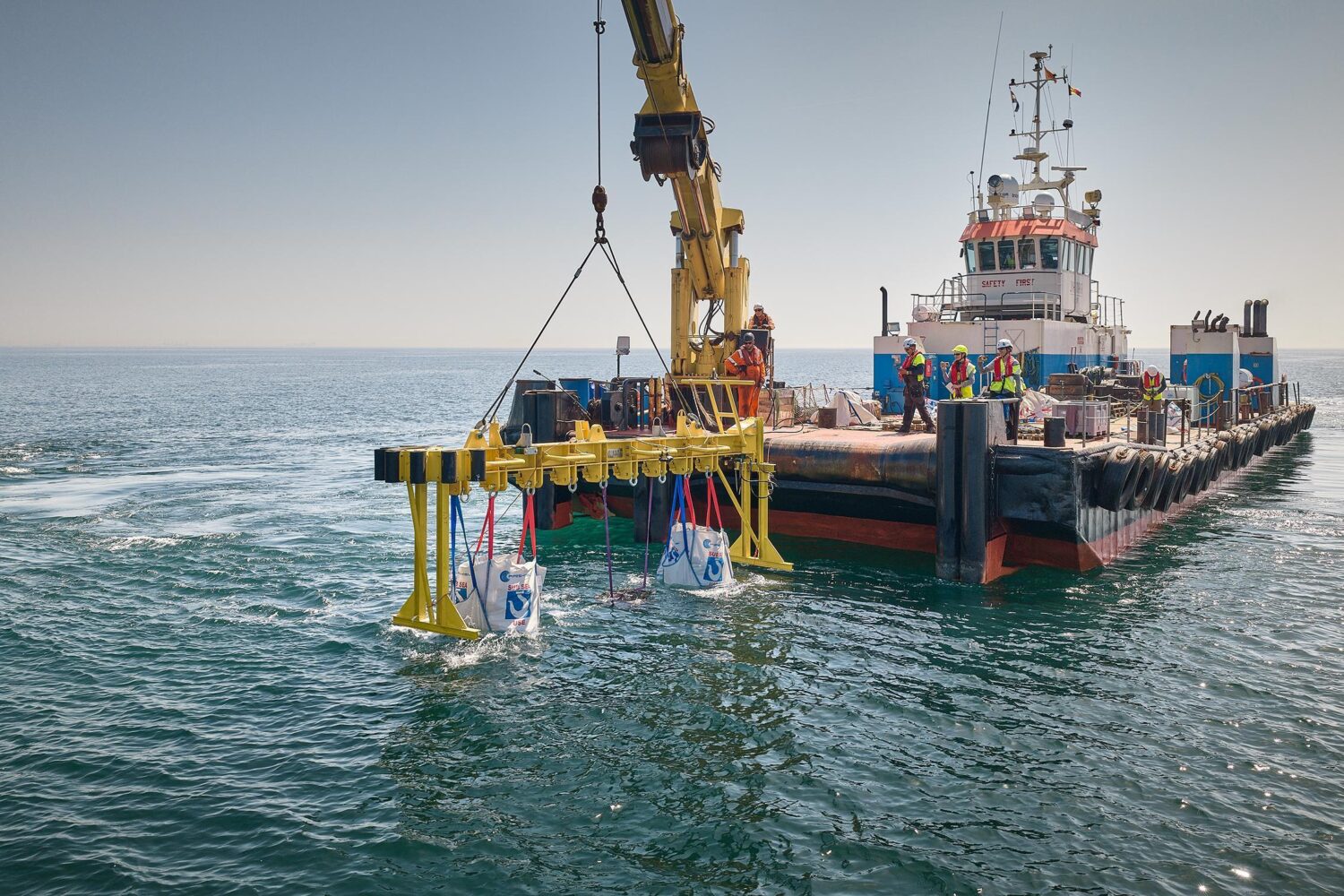 Jan De Nul places 2,000 rocks and 400,000 oysters in the North Sea
